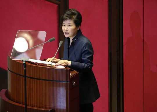 박근혜 대통령이 16일 오전 국회 본회의에서 북한의 4차 핵실험 및 장거리 미사일 발사로 인한 안보위기 등과 관련해 '국정에 관한 국회 연설'을 하고 있다.